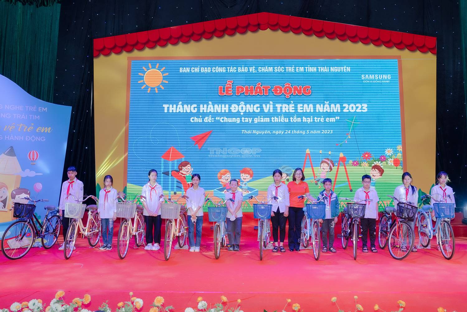 Đại diện Công ty Núi Pháo trao tặng xe đạp nhân tháng hành động vì trẻ em năm 2023